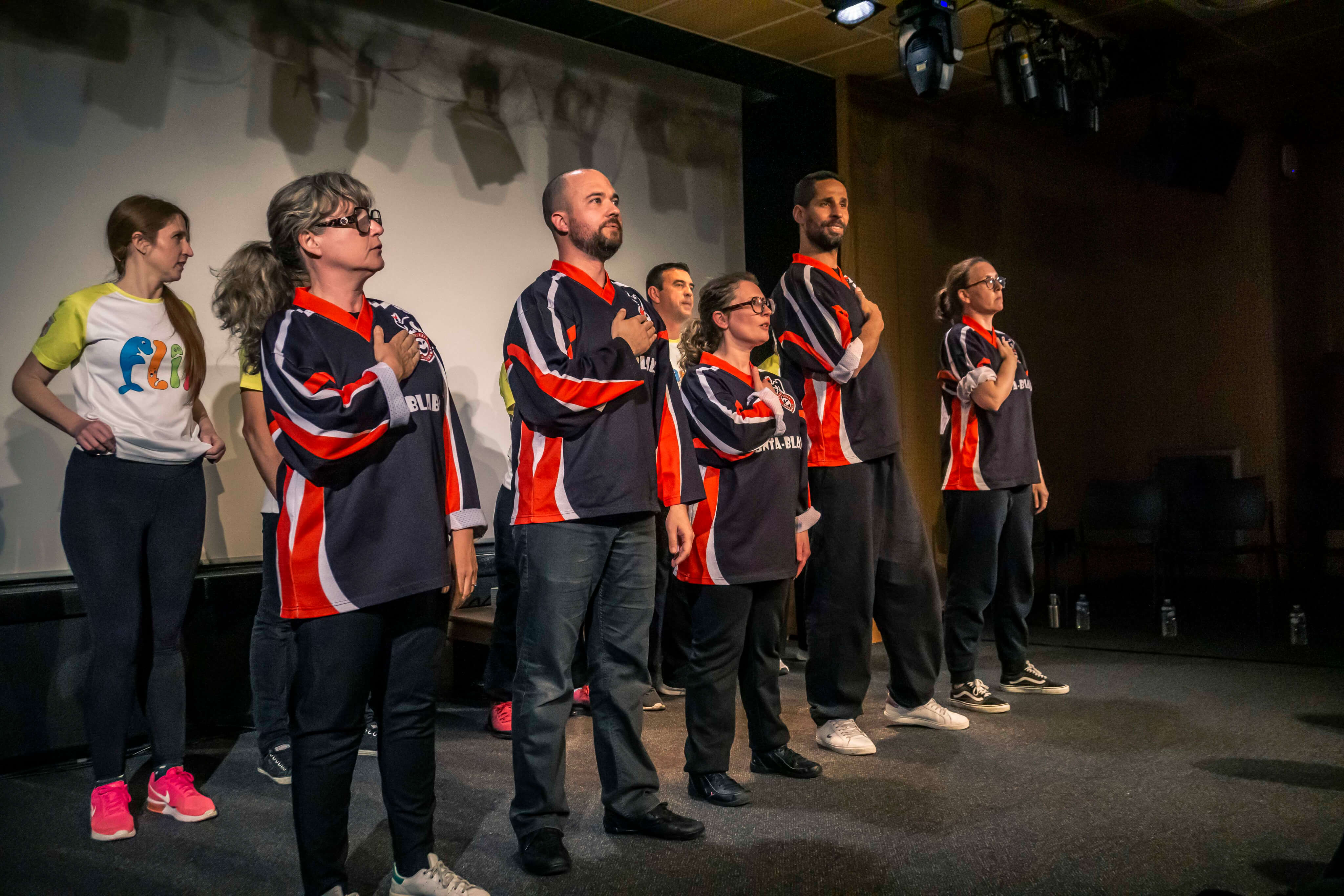 Accueil — photo dans la bulle La troupe Les membres de Counta Blabla réunis sur la scène du théâtre.